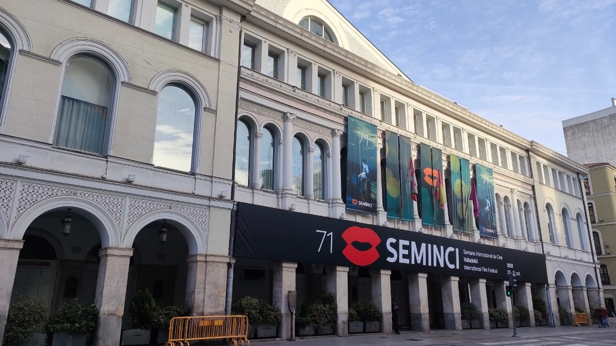 Fachada del Teatro Calderón de Valladolid durante la 71.ª Semana Internacional de Cine.