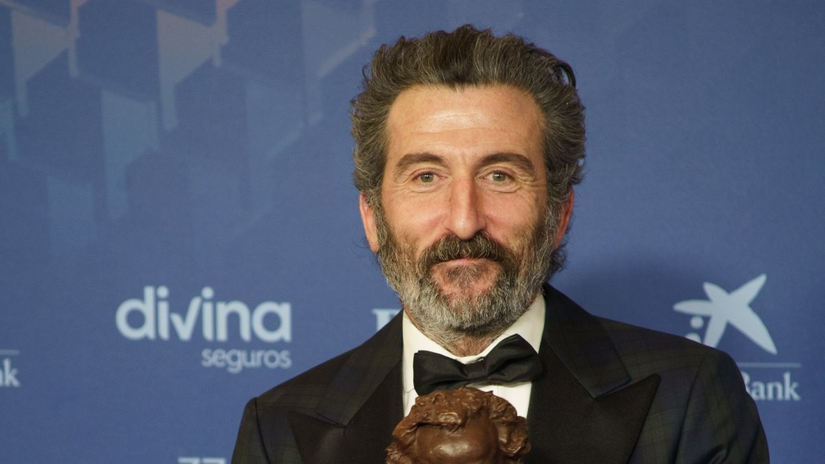 El actor Luis Zahera, con el Goya que ganó en 2023 por As bestas.
