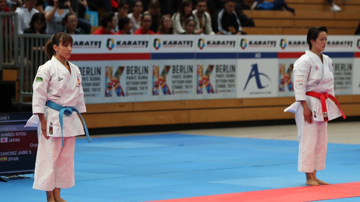 Sandra Sánchez y la japonesa Kiyou Shimizu, sobre el tatami en una competición de kata en Berlín en 2018.