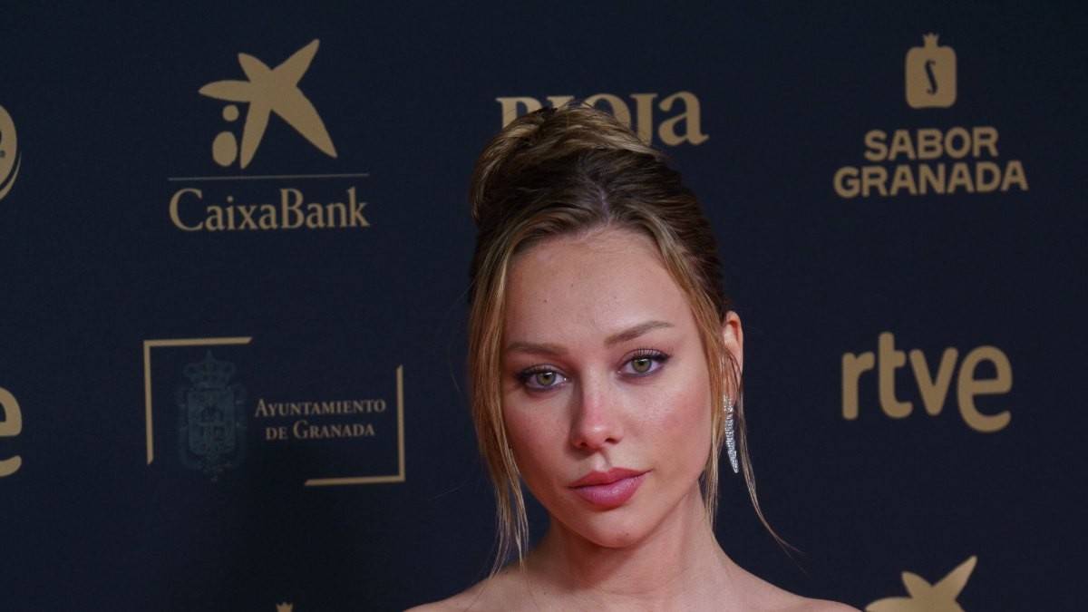Ester Expósito, que dará vida a Ana Ozores en La Regenta, en la alfombra roja de los Premios Goya de 2025.