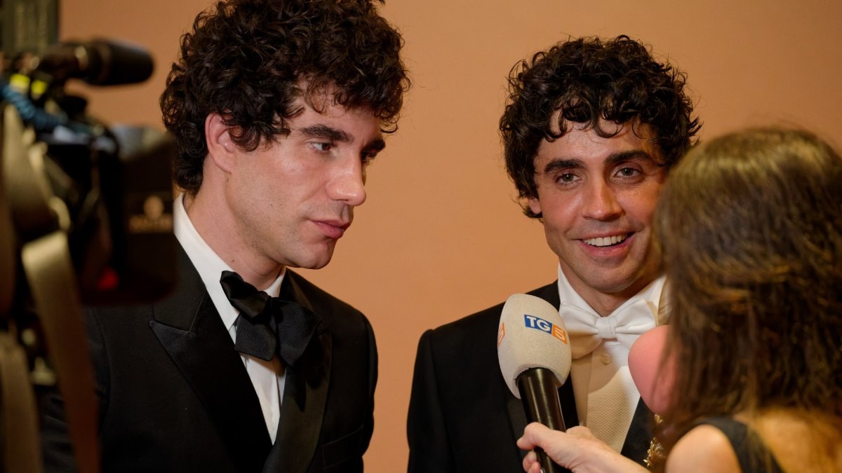 Javier Calvo y Javier Ambrossi atienden a la prensa en el Festival de Cannes de 2026.
