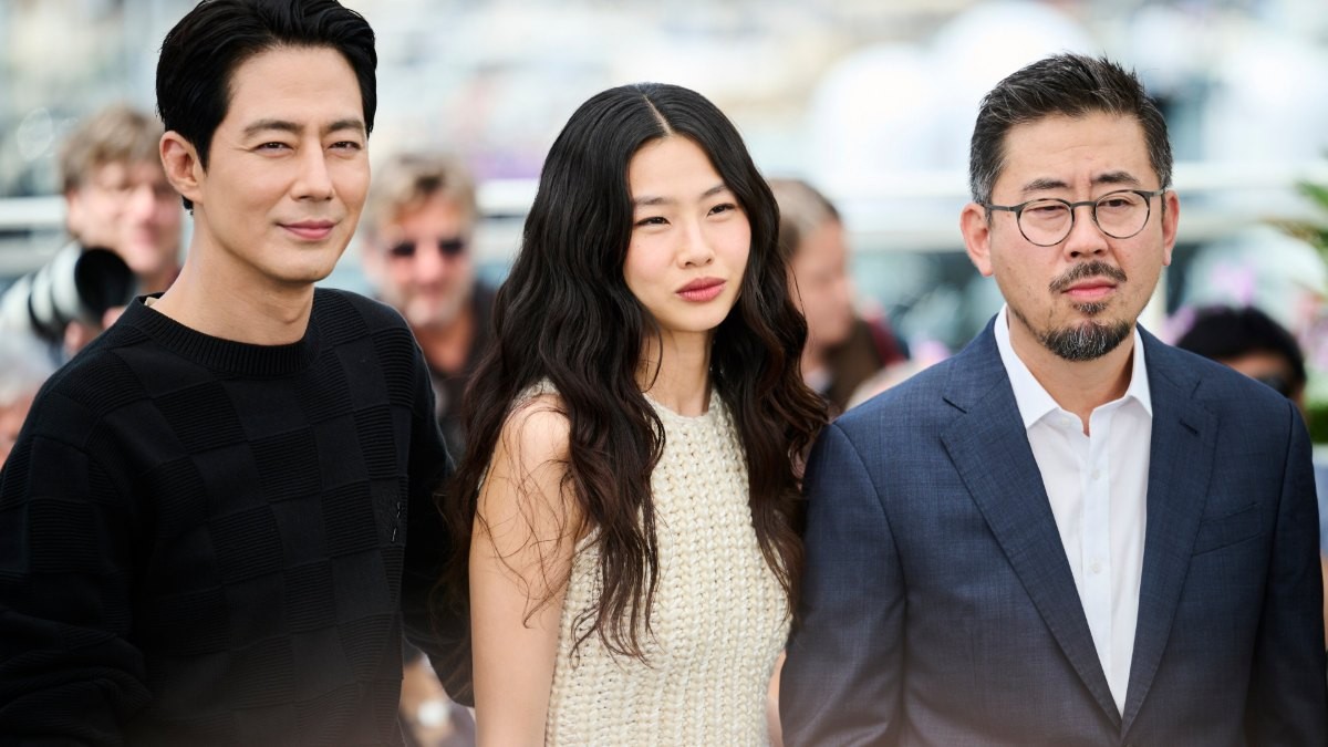 El director Na Hong-jin junto a Jung Ho-yeon y Zo In-sung en el Festival de Cannes de 2026.
