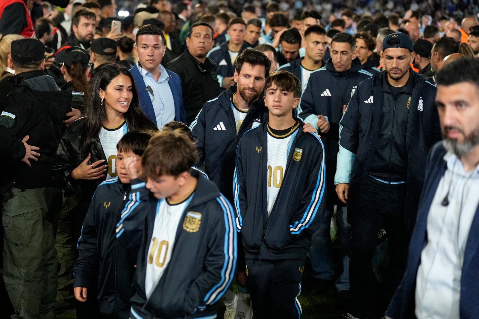 Messi en su despedida acompañado por su familia