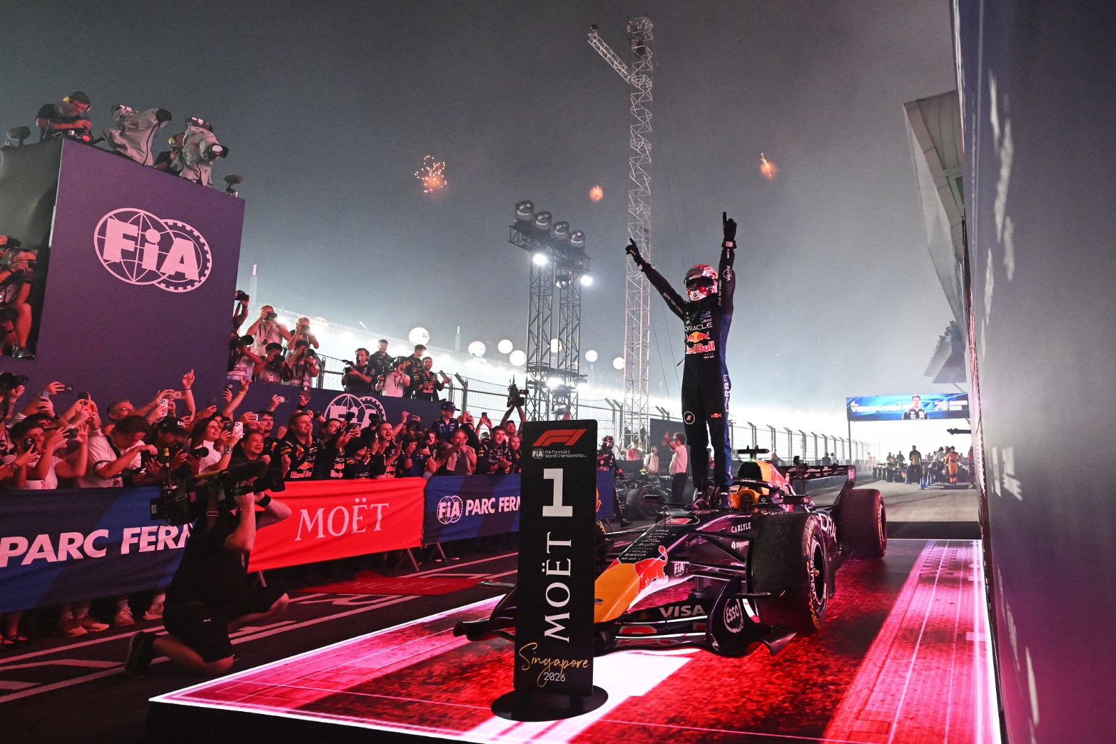 Verstappen celebra la victoria en el GP de Singapur